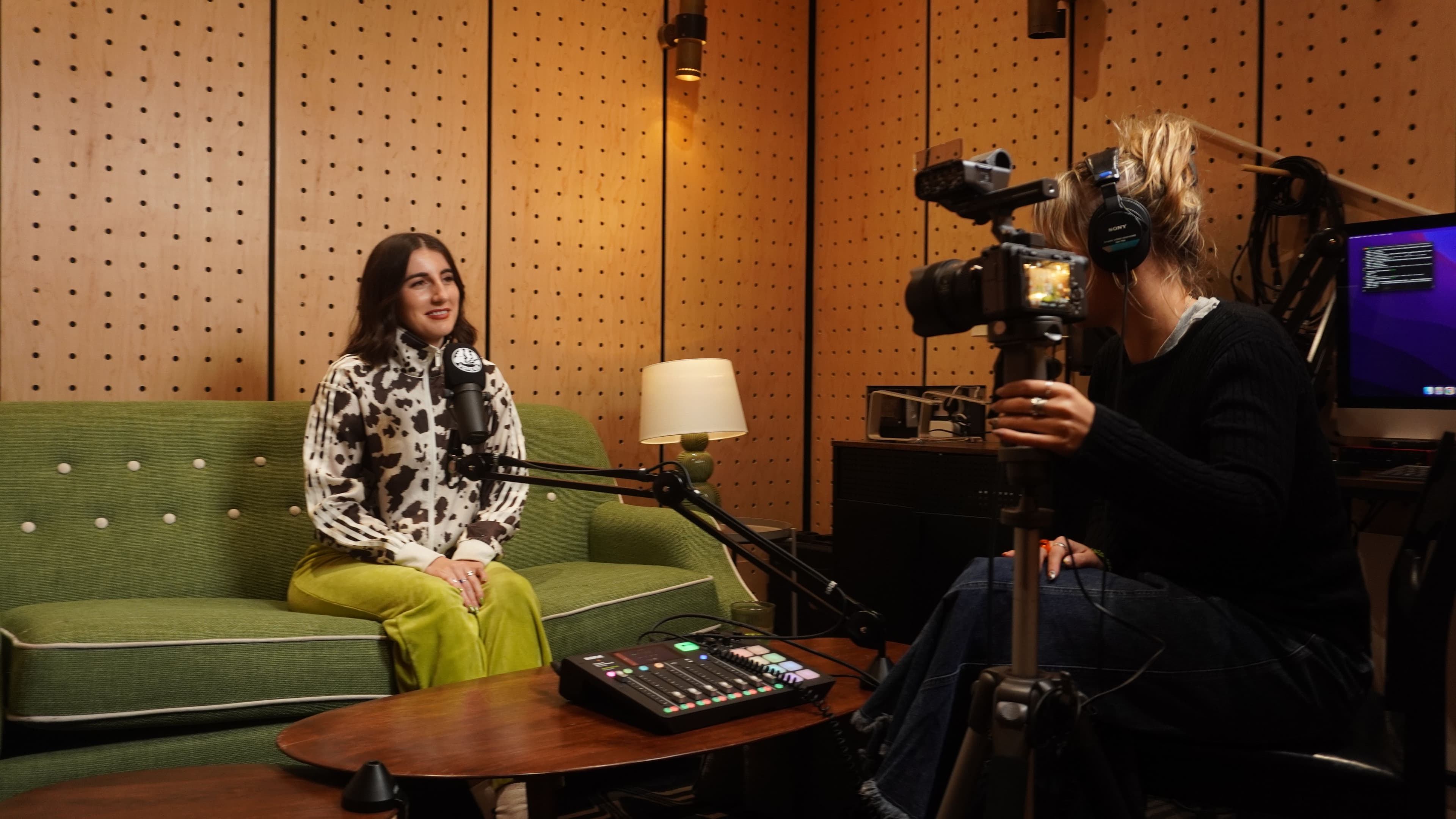 Visualising conversation: How to retain audience attention for long format podcasts.